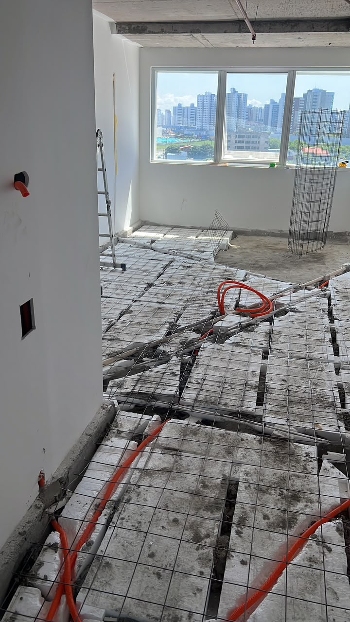 Infraestrutura elétrica e laje treliçada em obra vertical